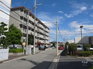周辺は工業地域に指定され、住宅の他、工場や倉庫もあります。