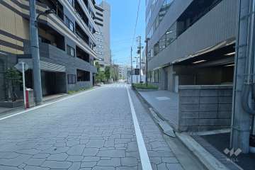 敷地東側の前面道路（北側から）