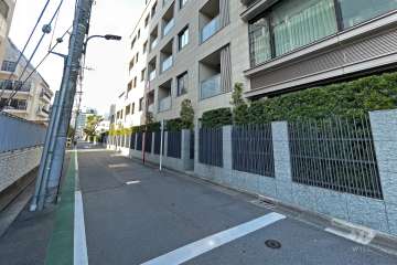 敷地南西側の前面道路（南東側から）