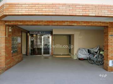 エントランスへの通路