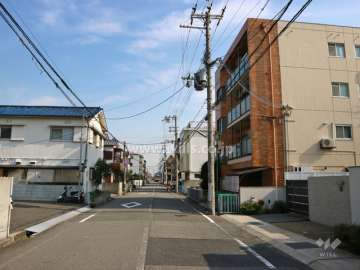 敷地北側の前面道路。二車線の道路です。