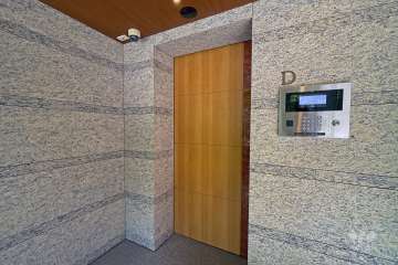 エントランスはオートロック付きです。