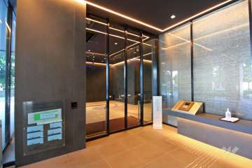 エントランスはオートロック付きです。