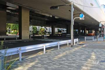 敷地西側の前面道路（南側から）