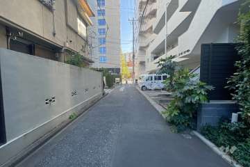 敷地北側の前面道路（西側から）