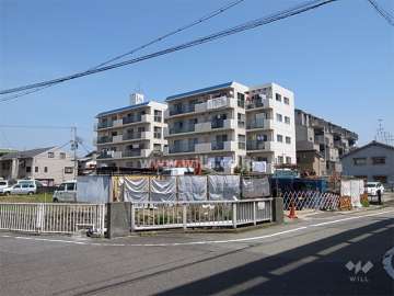 周辺はマンションと一戸建てが混在する住宅地です。