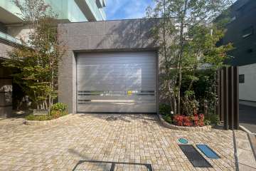 駐車場の出入り口（シャッター付き）