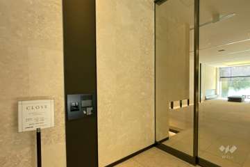 エントランスはオートロック付きです。