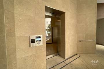 駐車スペース横のエントランス