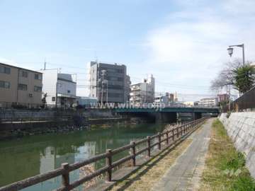 すぐ西側を庄下川が流れています
