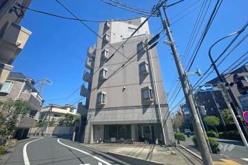 デュオスカーラ代々木上原の外観（南西側から）