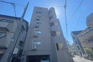 デュオスカーラ代々木上原の外観（西側から）