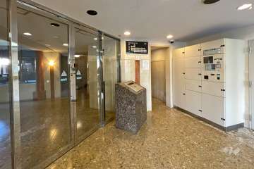 エントランス内はオートロックと宅配ボックス付きです。