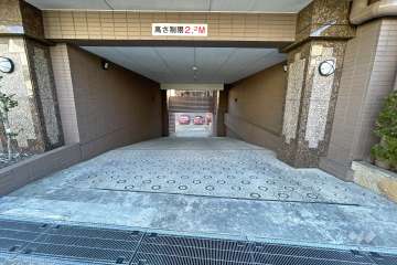 駐車場の出入り口（リングシャッター付き）