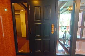 エントランスはオートロック付きです。