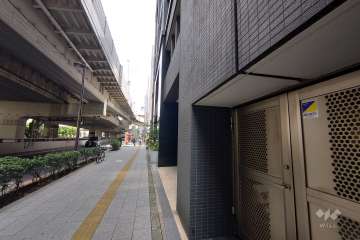 敷地北西側の前面道路（南西側から）