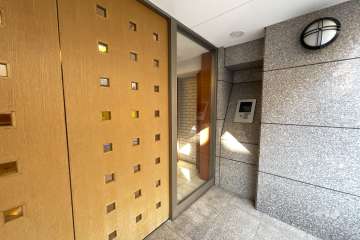 エントランスはオートロック付きです。