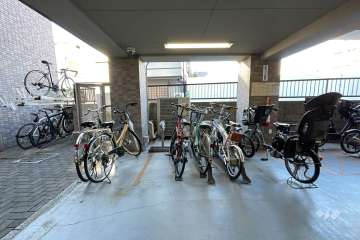 屋内に設けられた駐車場