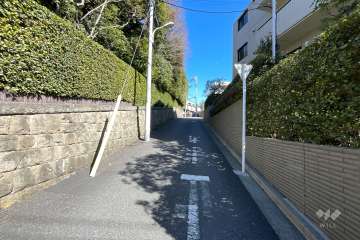 敷地西側の前面道路