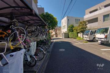 敷地北西側の前面道路（北東側から）