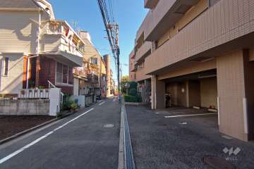 敷地北東側の前面道路（北西側から）