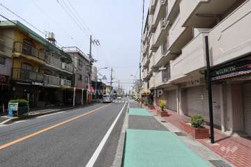 敷地南側の前面道路(東側から)