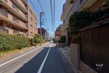 敷地北東側の前面道路（北西側から）