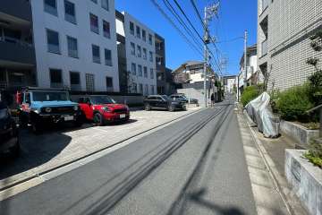 敷地北東側の前面道路（南東側から）