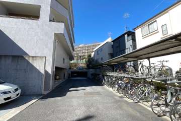 駐車場の出入り口と駐輪場