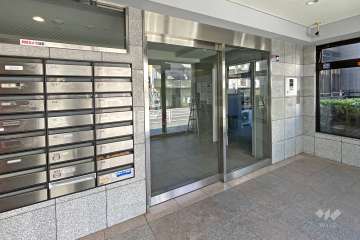 エントランスはオートロック付きです。