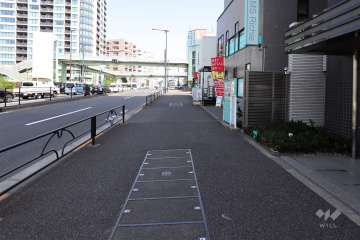 敷地北側の前面道路（西側から）