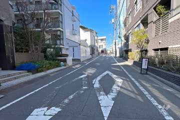 敷地南側の前面道路（東側から）