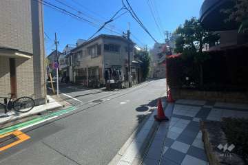 敷地南東側の前面道路（北東側から）