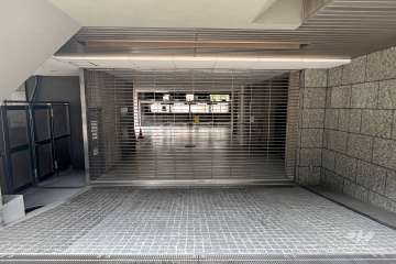 駐車場の出入り口（リングシャッター付き）