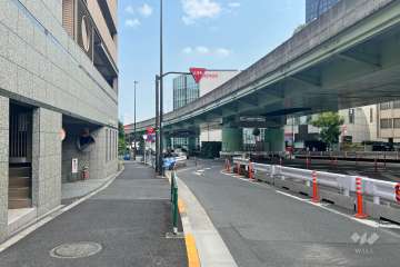 敷地東側の前面道路(南側から)