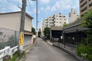 敷地西側の前面道路(南側から)
