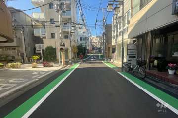 敷地北西側の前面道路（北東側から）