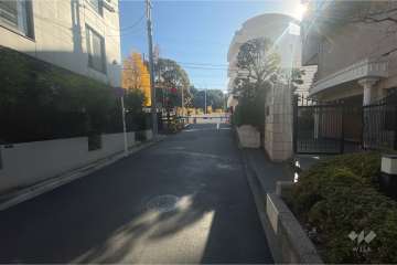 敷地北東側の前面道路（北西側から）