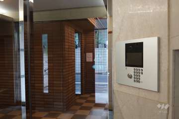 エントランスはオートロック付きです。