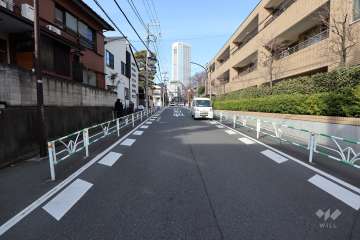 敷地西側の前面道路