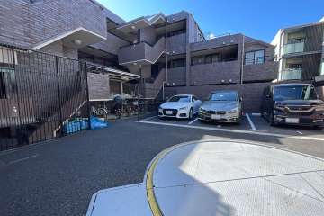 駐輪場（屋根付き）と敷地内駐車場（屋外平面式）