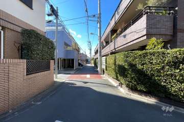 敷地南側の前面道路（東側から）