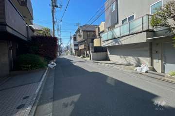 敷地南西側の前面道路（北西側から）