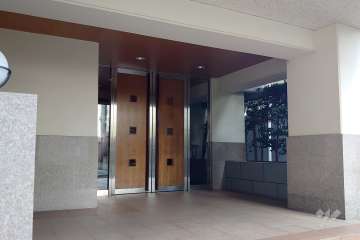 エントランスはオートロック付きです。