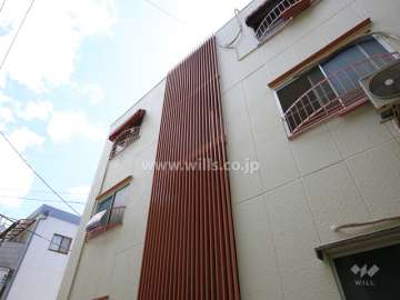 外壁は吹き付け。構造は鉄骨造です。