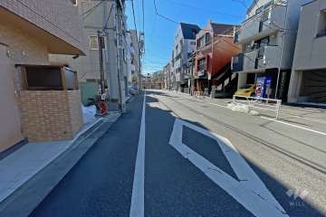 敷地西側の前面道路