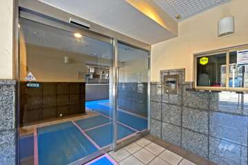 エントランスはオートロック付きです。