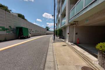 敷地南東側の前面道路（北東側から）