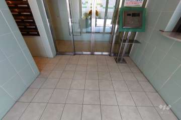 エントランスはオートロック付きです。