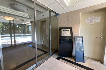 エントランスはオートロック付きです。